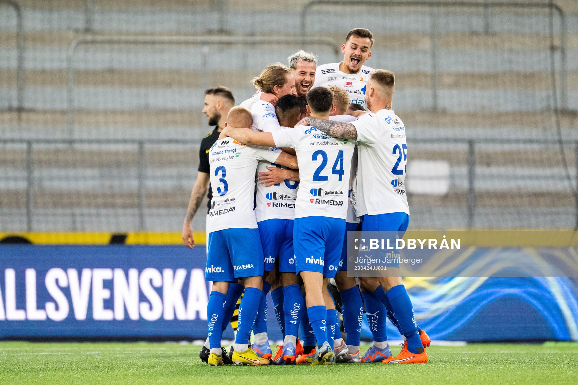 Värnamos Oscar Johansson jublar med lagkamrater