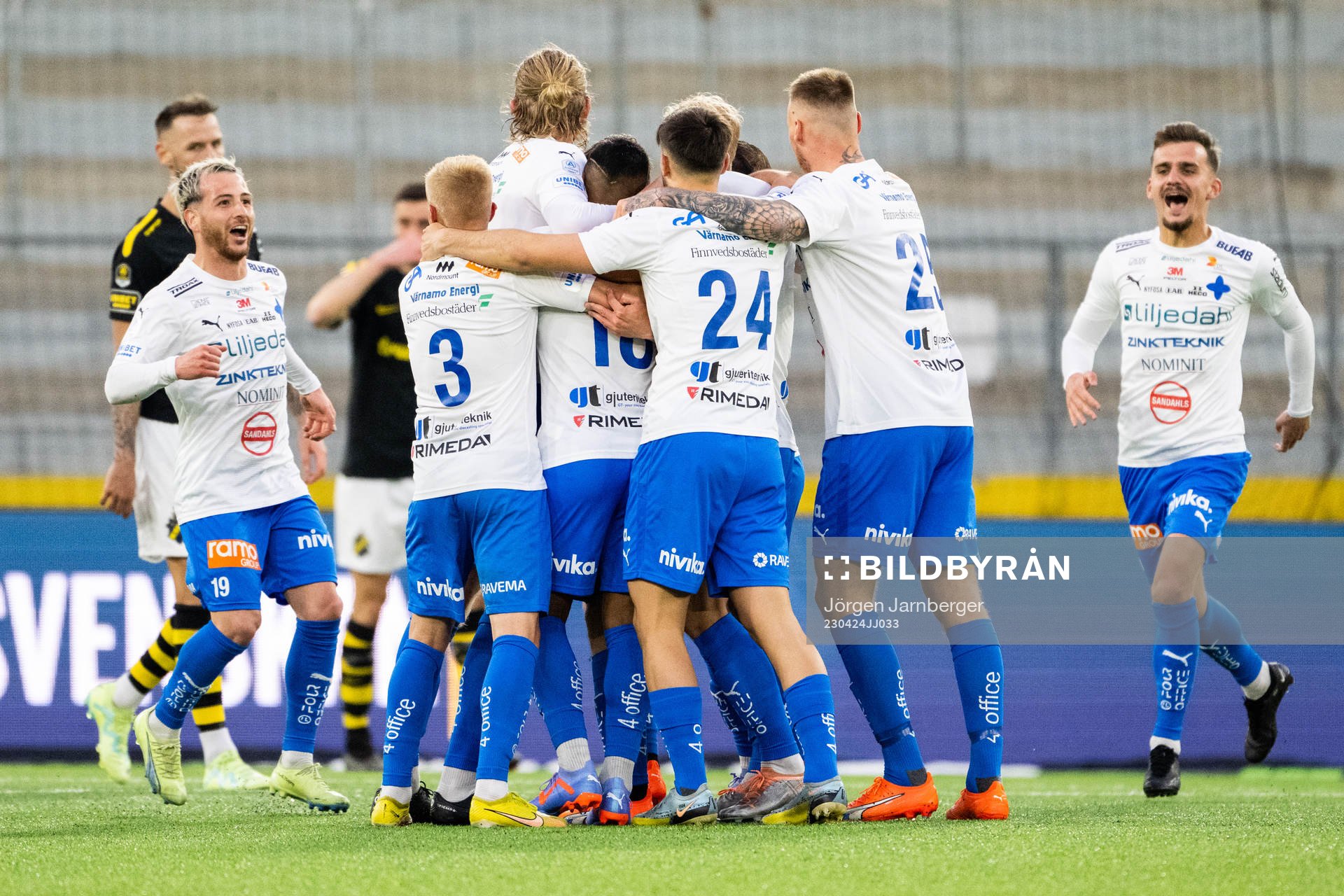 Värnamos Oscar Johansson jublar med lagkamrater efter 1-0 under fotbollsmatchen i Allsvenskan mellan Värnamo och AIK den 24 april 2023 i Borås. 