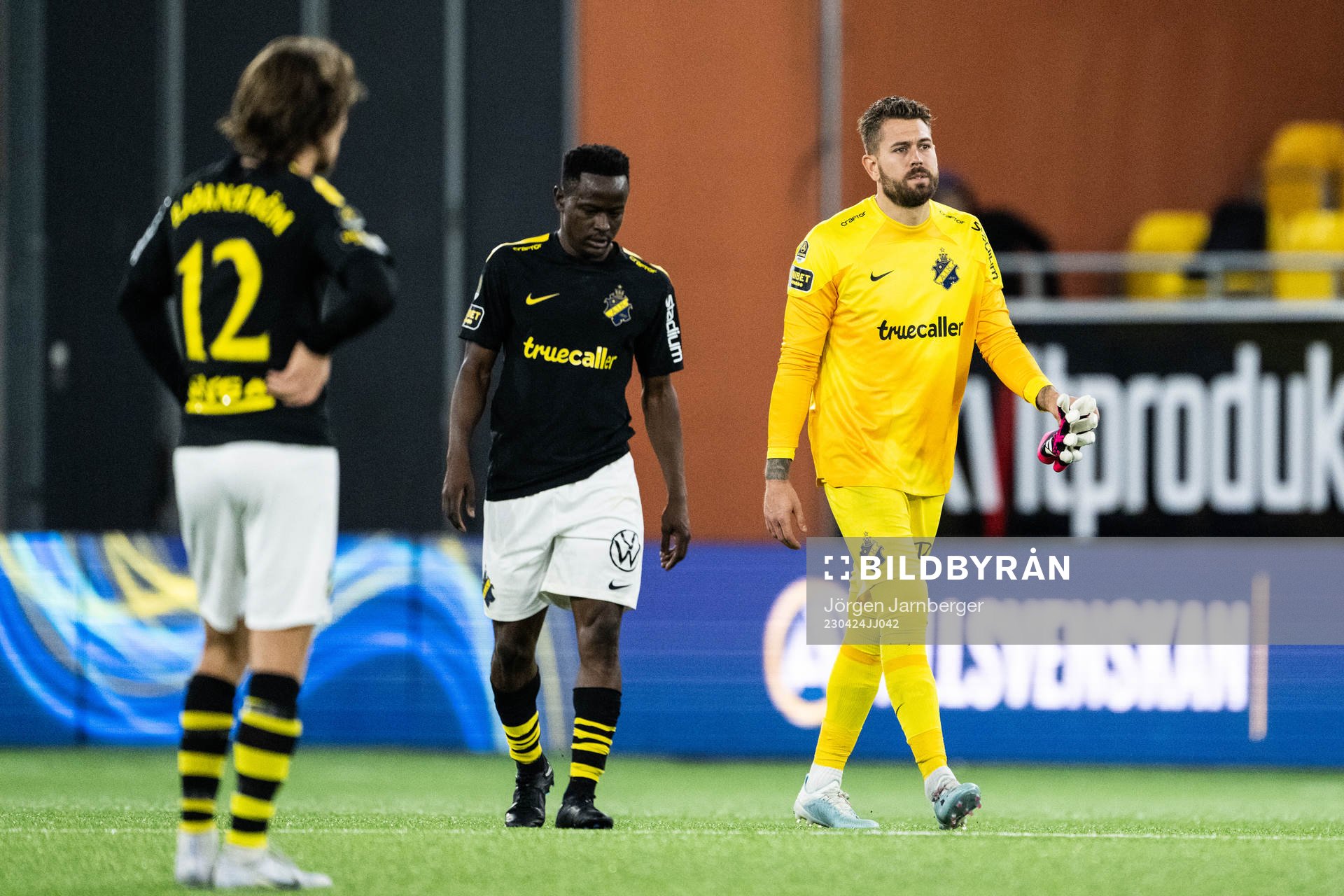 AIKs Erick Otieno och målvakt Kristoffer Nordfeldt deppar