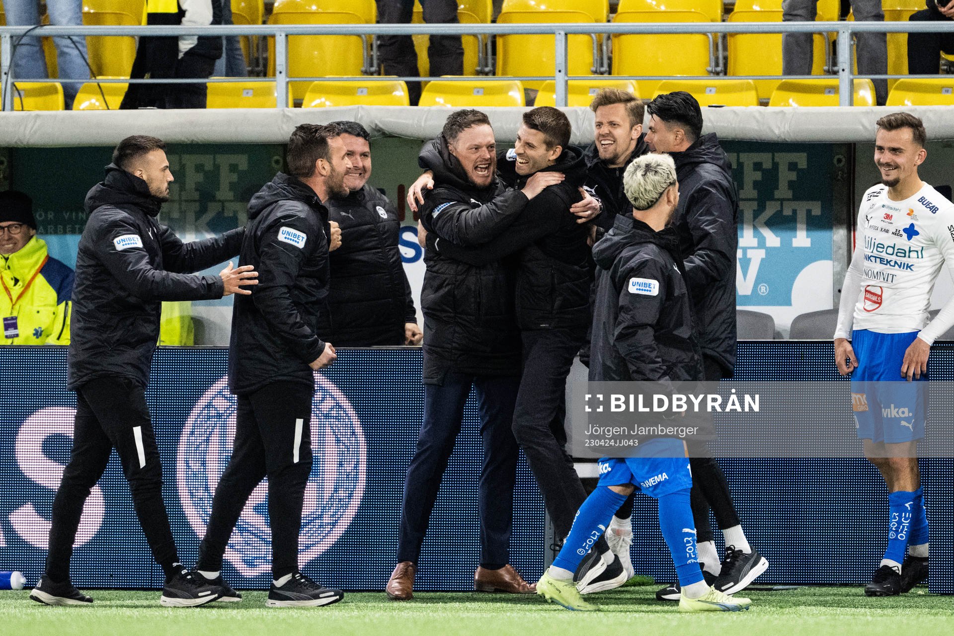 Värnamos tränare Kim Hellberg jublar efter fotbollsmatchen i Allsvenskan mellan Värnamo och AIK den 24 april 2023 i Borås. 