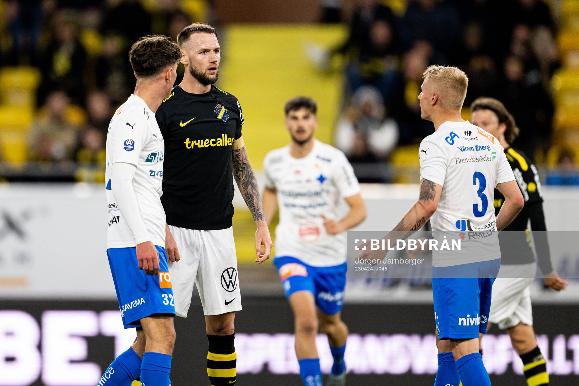 Irriterat mellan AIKs Alexander Milosevic och Värnamos