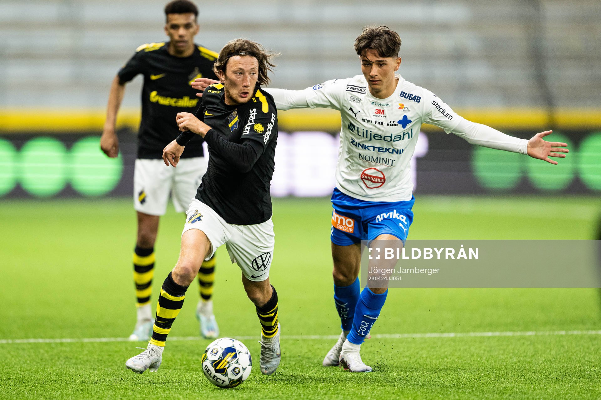 AIKs Axel Björnström och Värnamos Kenan Bilalovic
