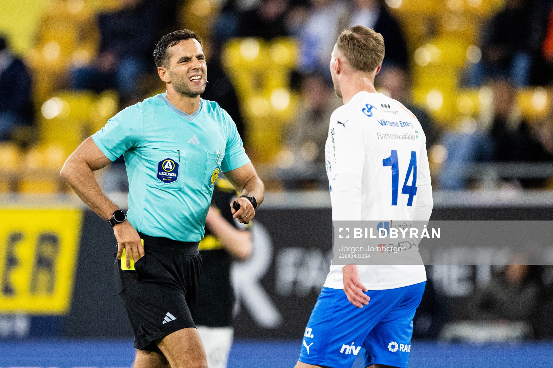 Domare Granit Maqedonci diskuterar med Värnamos Gustav
