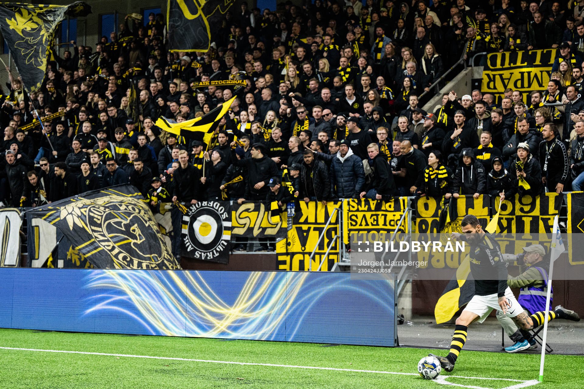 AIKs Jimmy Durmaz lägger en hörna med supportrar i