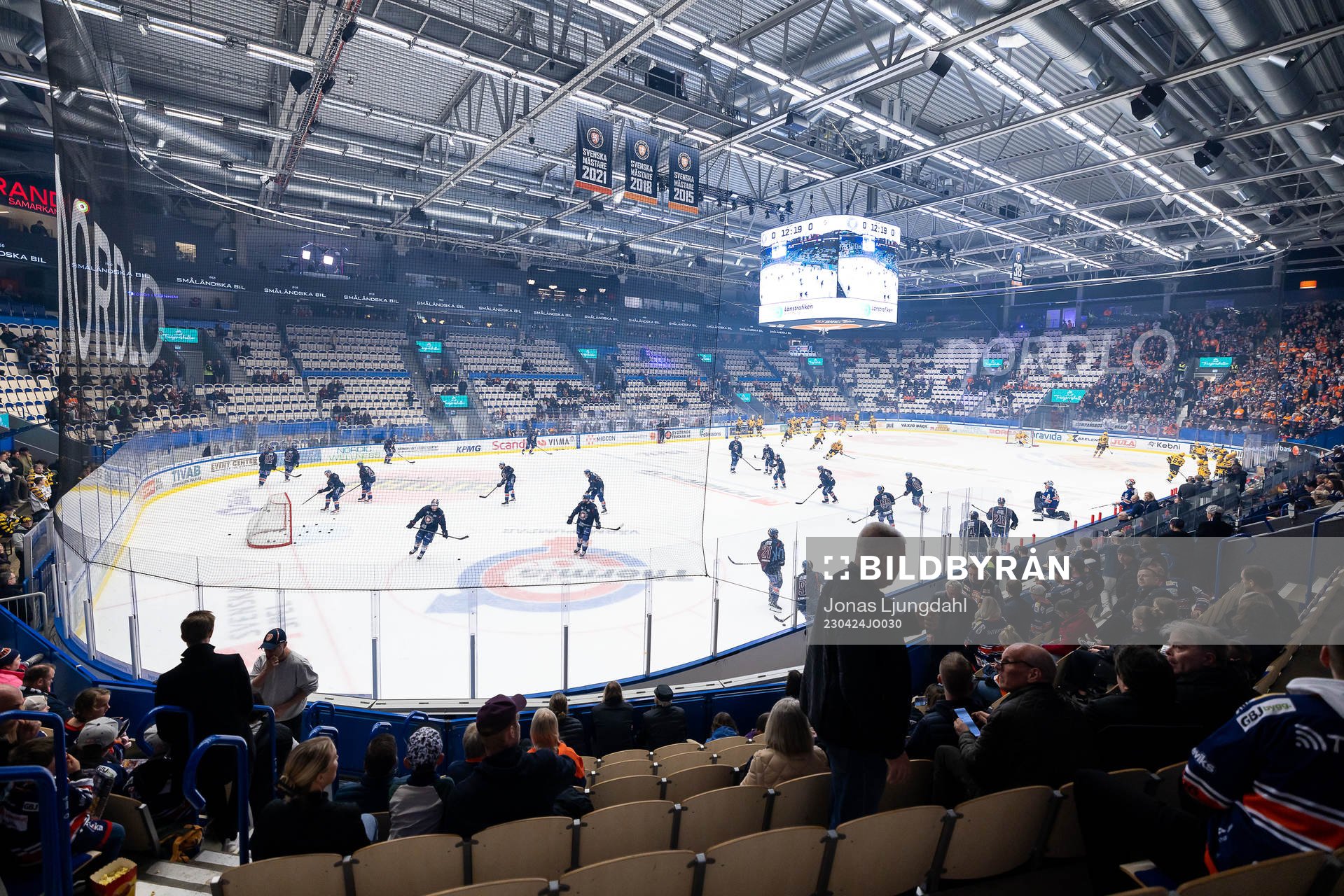 Interiör vy av vida arena undre värmningen före final