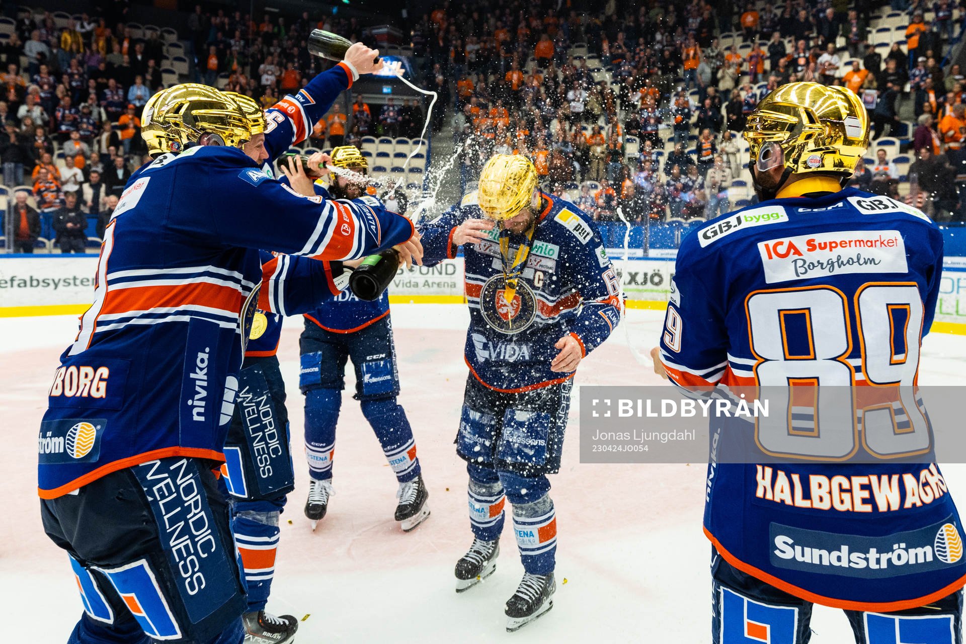 Växjös Erik Josefsson jublar med lagkamrater