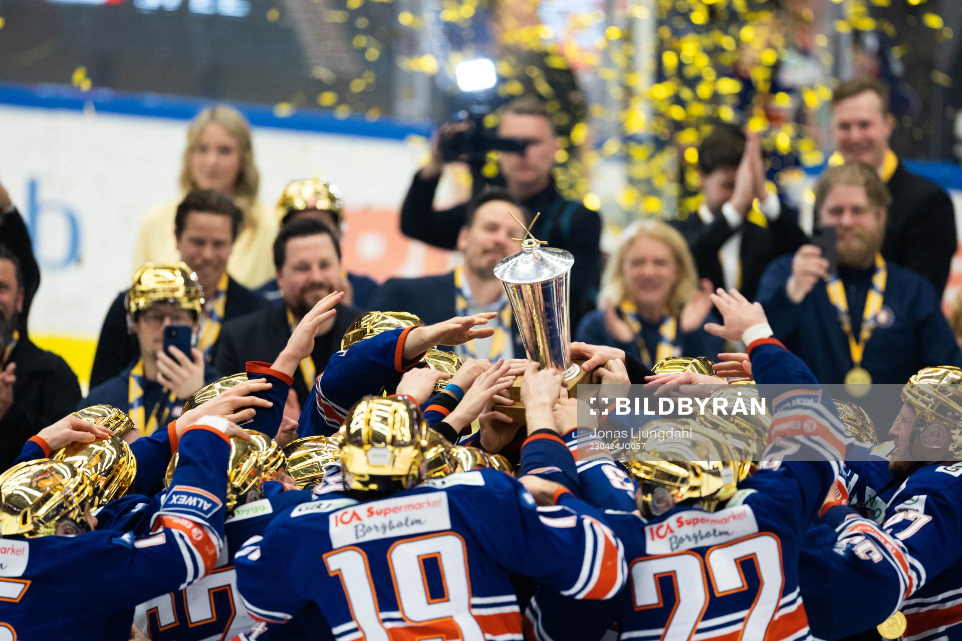 Växjös spelare jublar med pokalen