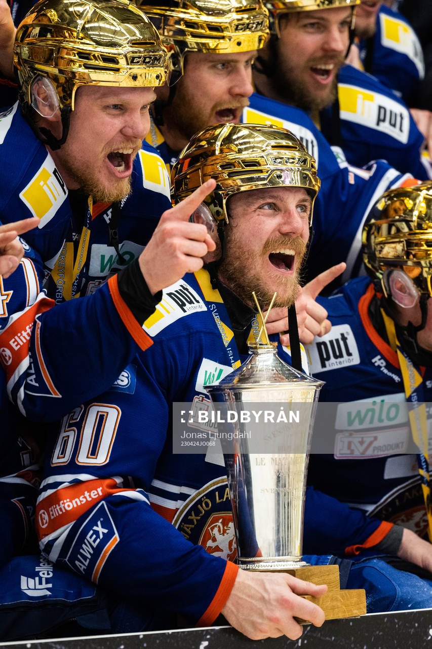 Växjös Erik Josefsson jublar med pokalen