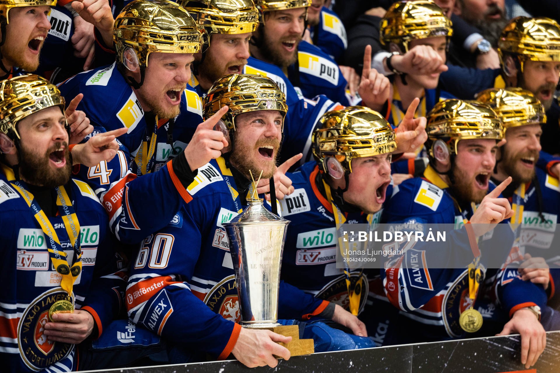 Växjös Erik Josefsson jublar med pokalen