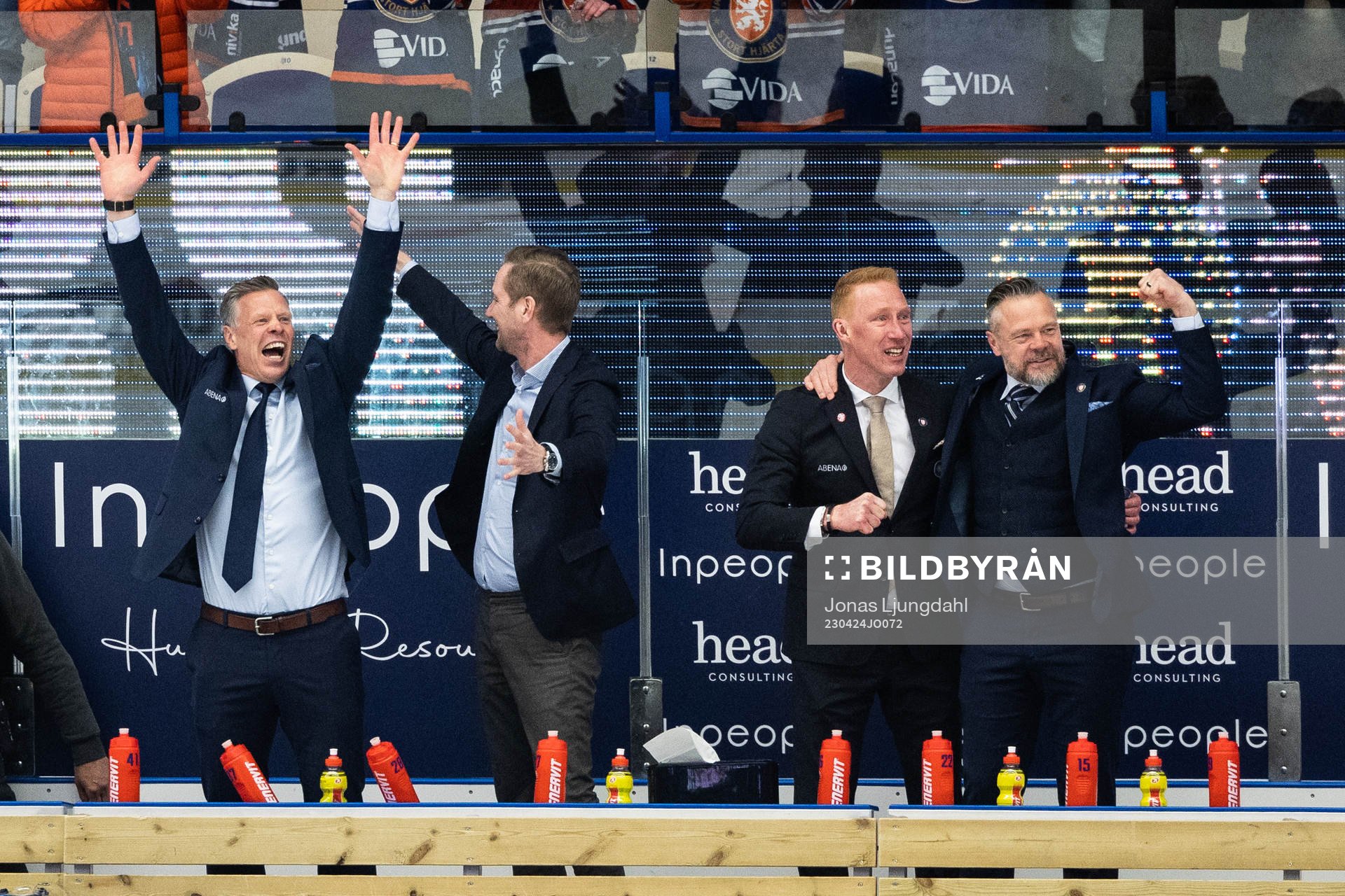 Växjös tränare Jörgen Jönsson och ledare jublar