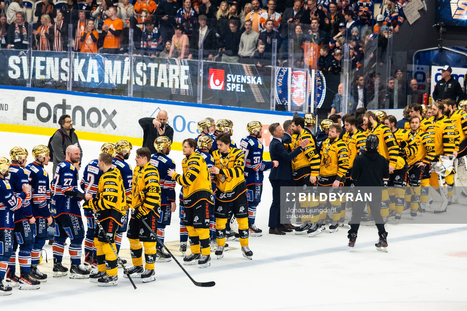 Spelarna tackar varandra