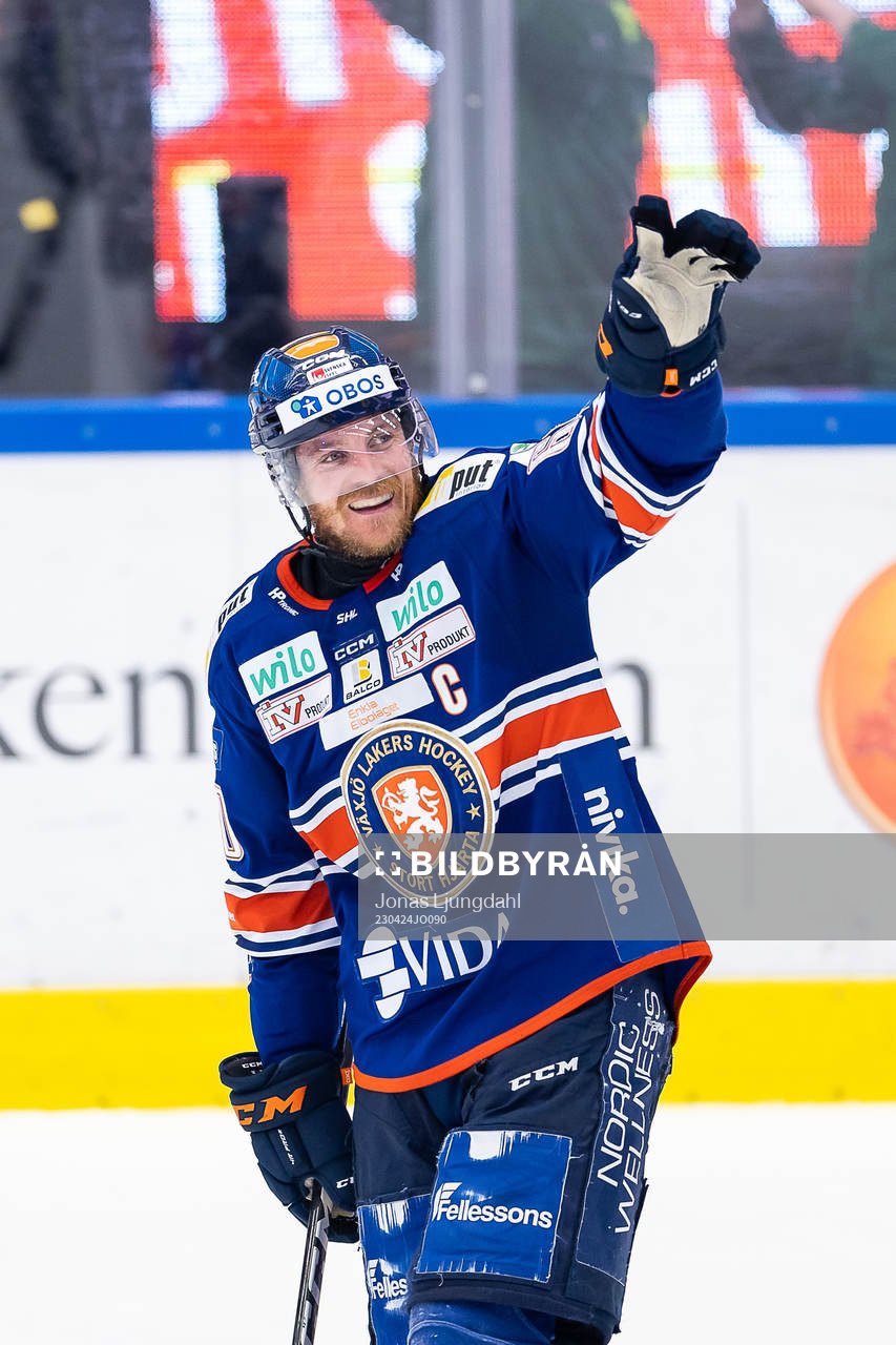 Växjös Erik Josefsson jublar