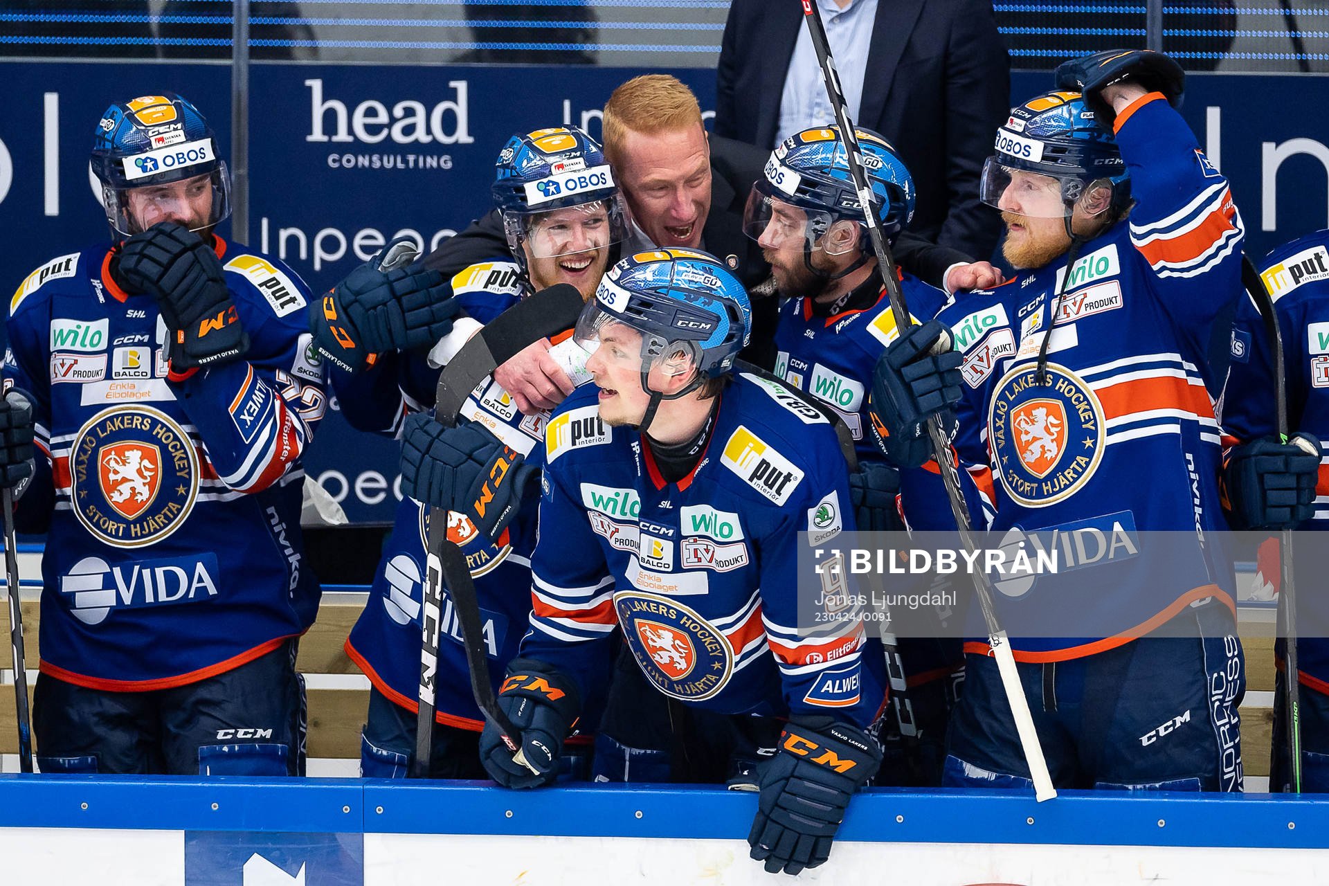 Växjös tränare Jörgen Jönsson jublar med Joel Kellman,