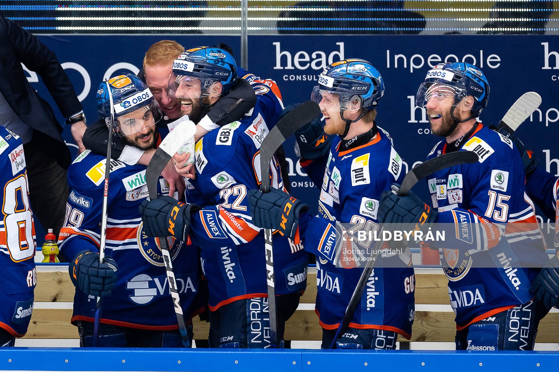 Växjös tränare Jörgen Jönsson jublar med Jayden