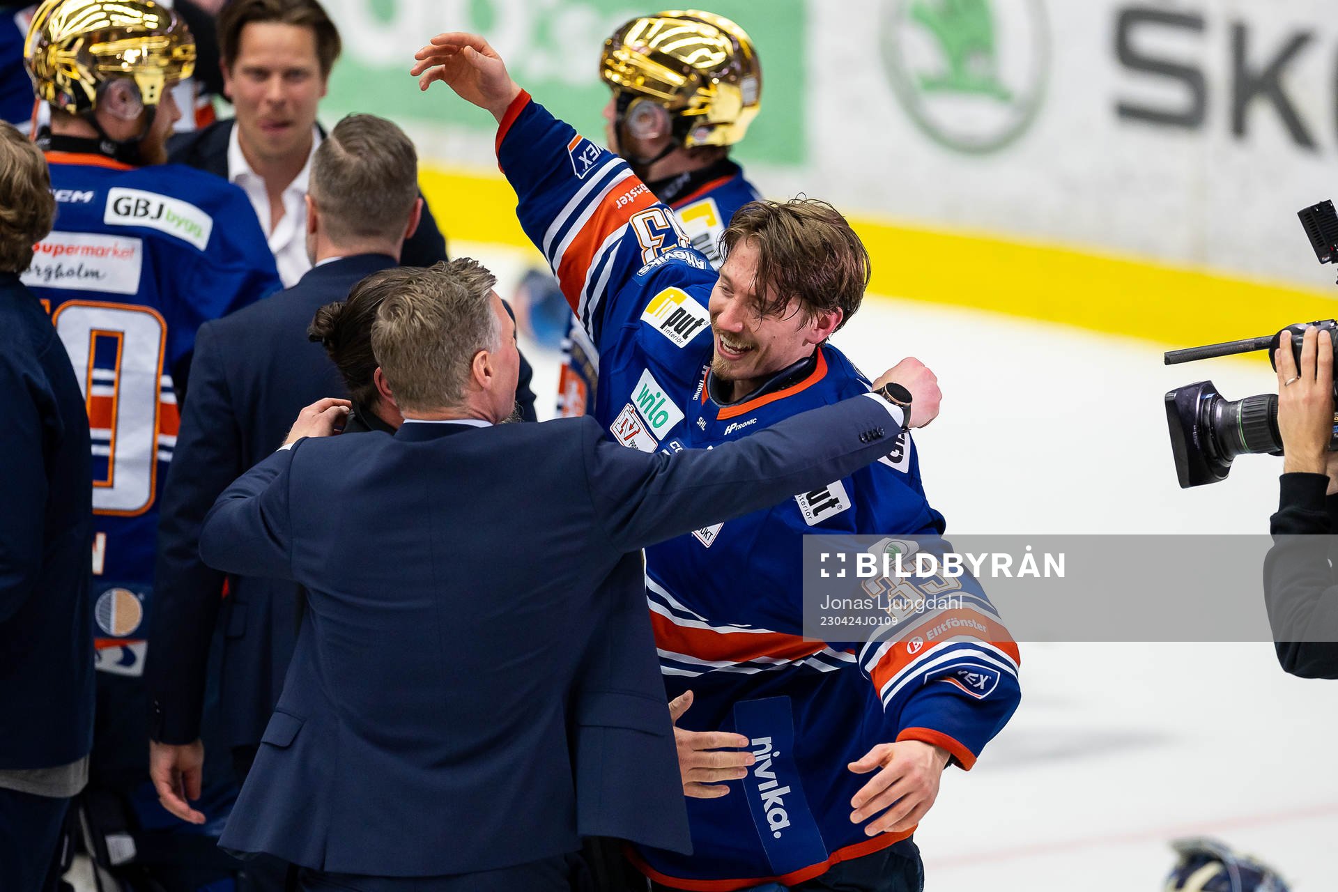 Växjös assisterande tränare Nicklas Rahm jublar med
