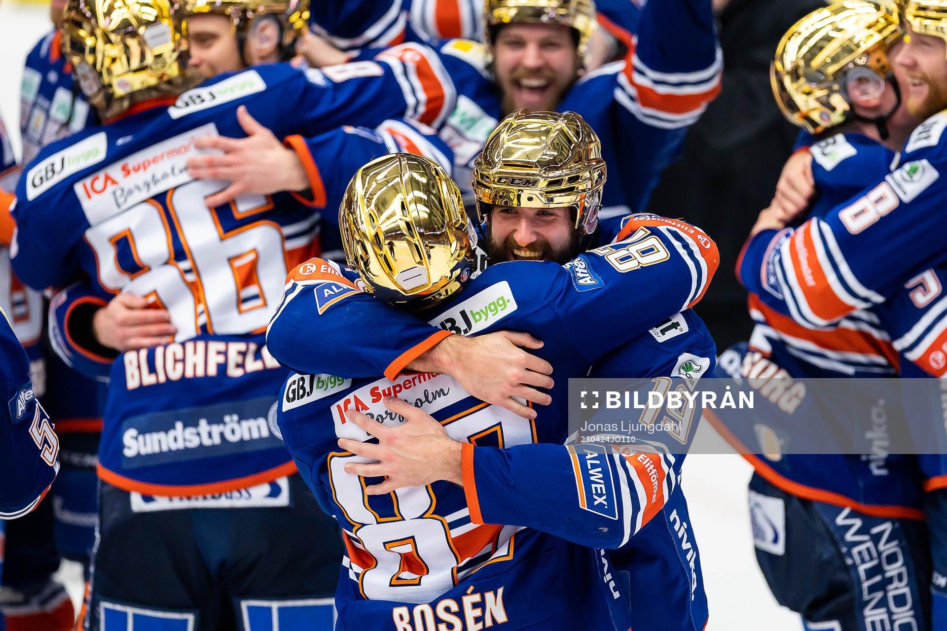 Växjös Robert Rosén och Amil Krupic jublar