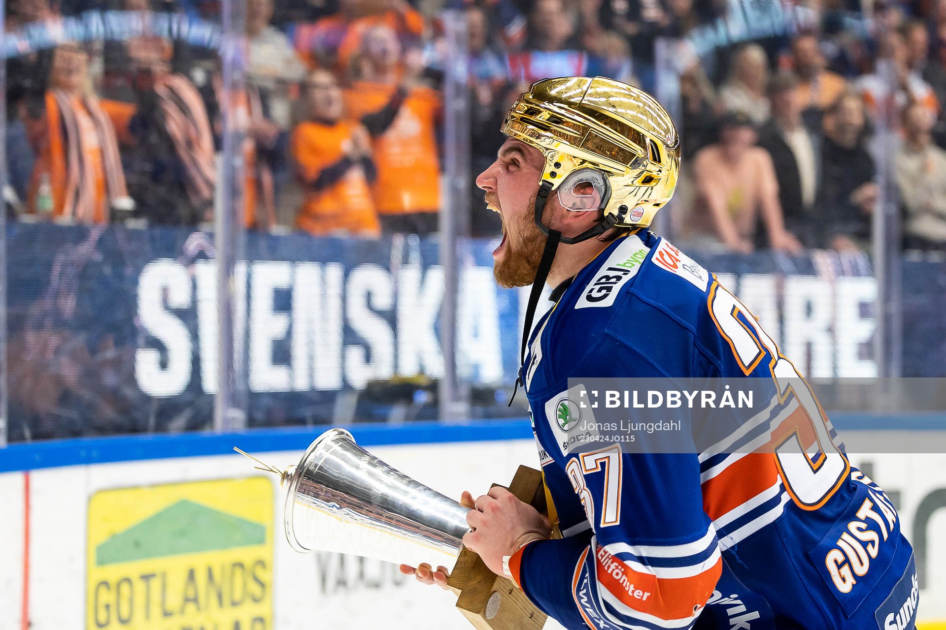 Växjös Glenn Gustafsson jublar med LeMat pokalen
