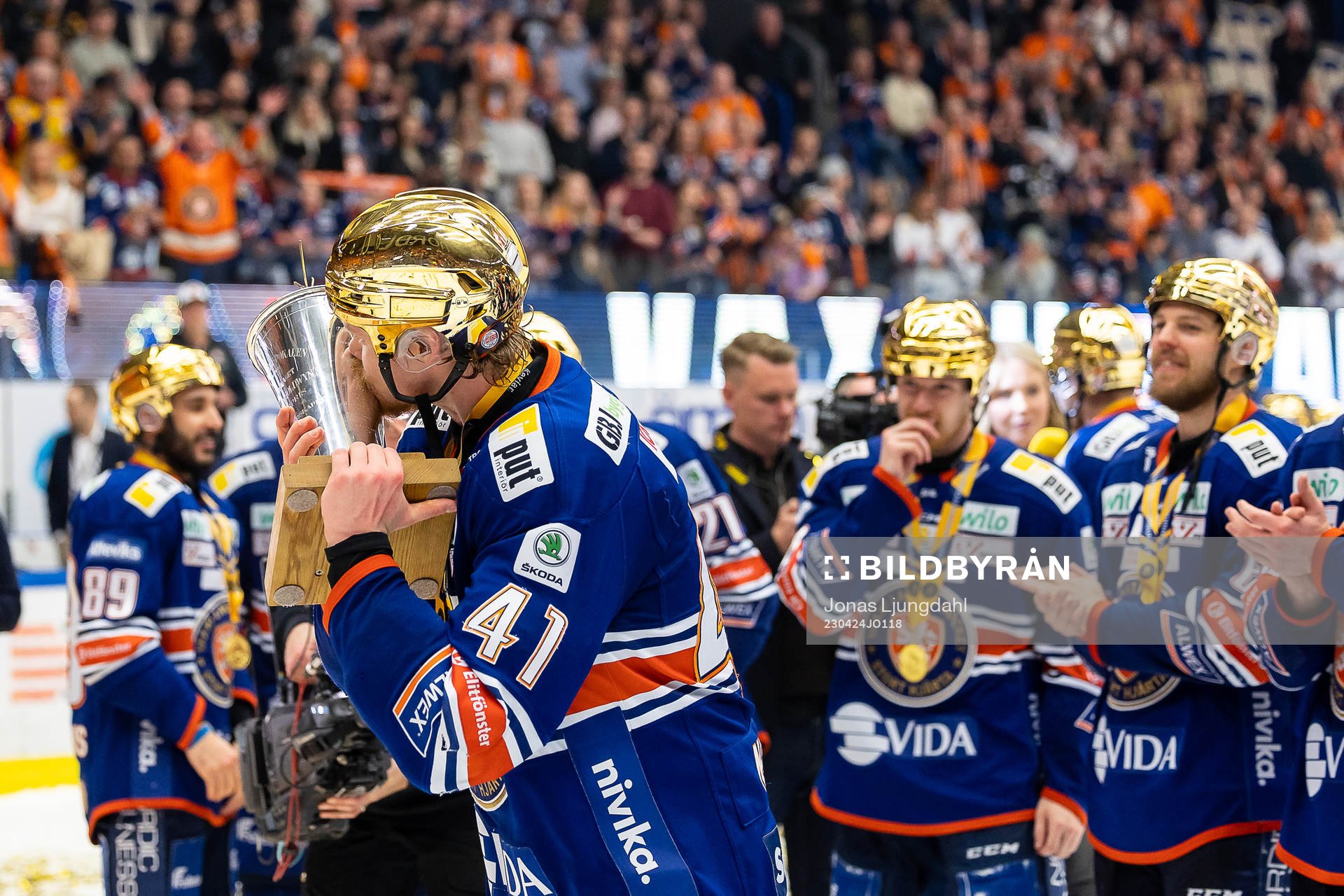 Växjös Ludvig Nilsson jublar med LeMat pokalen