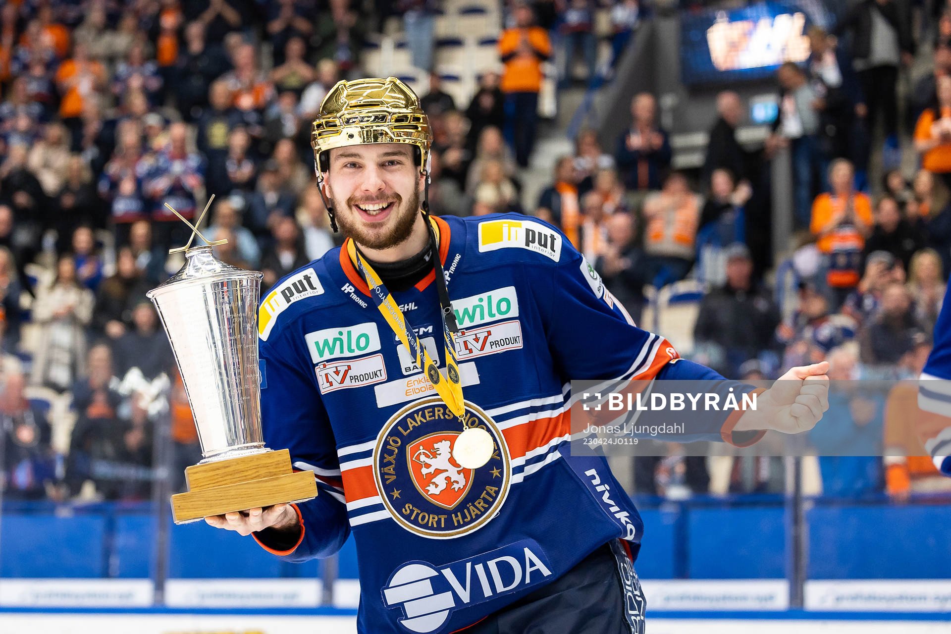 Växjös Hardy Häman Aktell jublar med LeMat pokalen