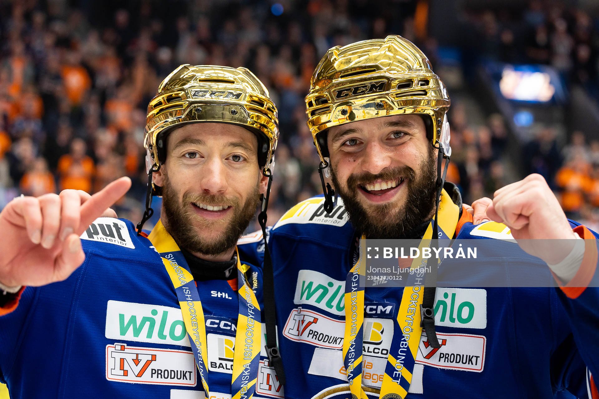 Växjös Dan Sexton och Tobias Rieder jublar