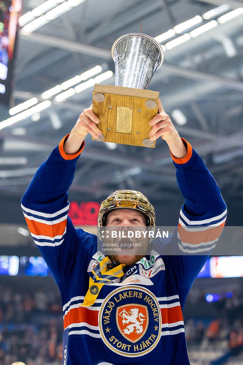 Växjös Ludvig Claesson jublar med LeMat pokalen
