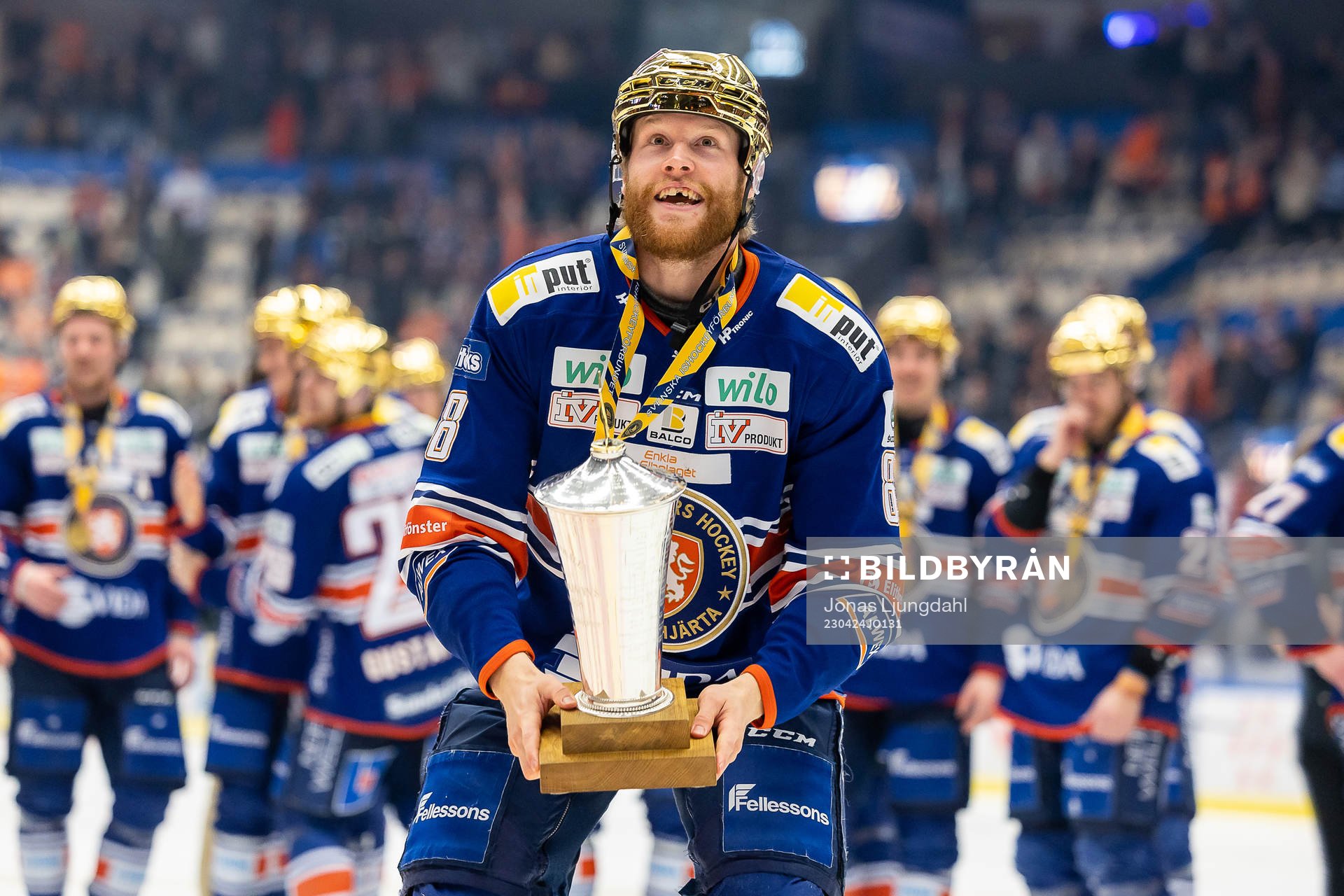 Växjös Ludvig Claesson jublar med LeMat pokalen
