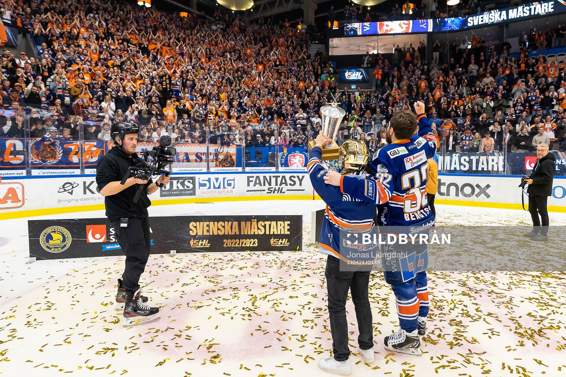 Växjös Lukas Bengtsson jublar med en supporter med LeMat