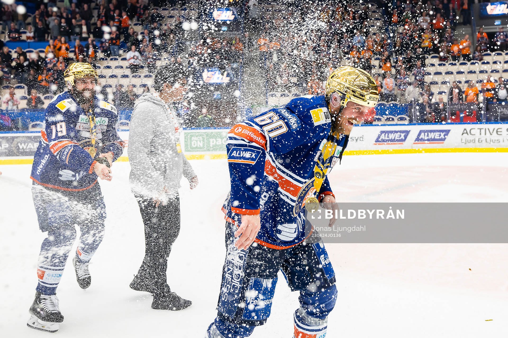 Växjös Erik Josefsson jublar med lagkamrater