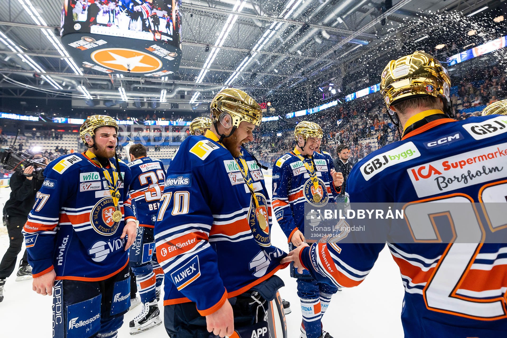 Växjös Glenn Gustafsson och målvakt Adam Åhman jublar