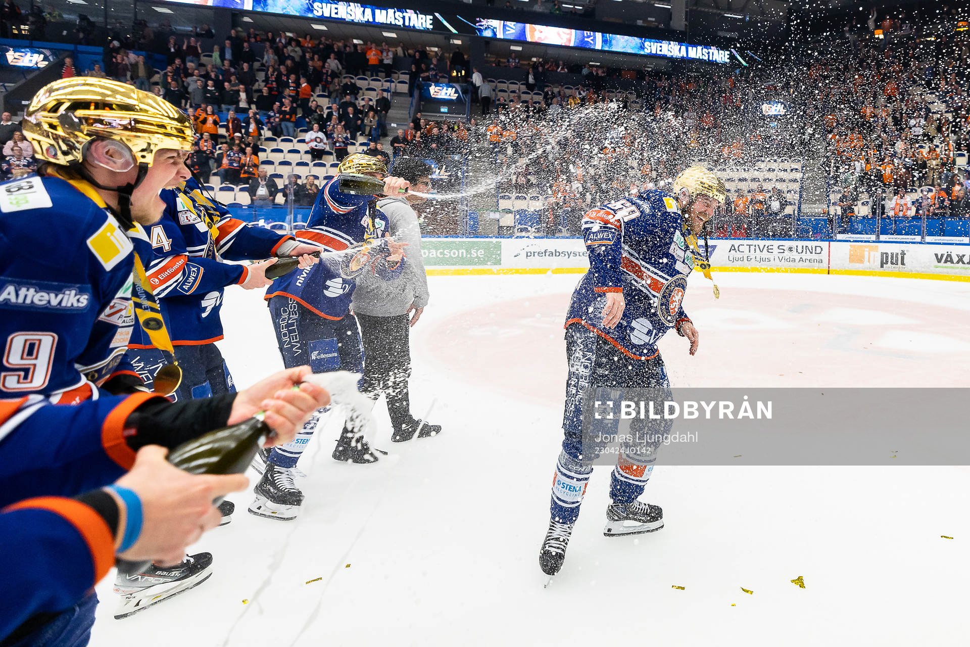 Växjös Erik Josefsson jublar med lagkamrater