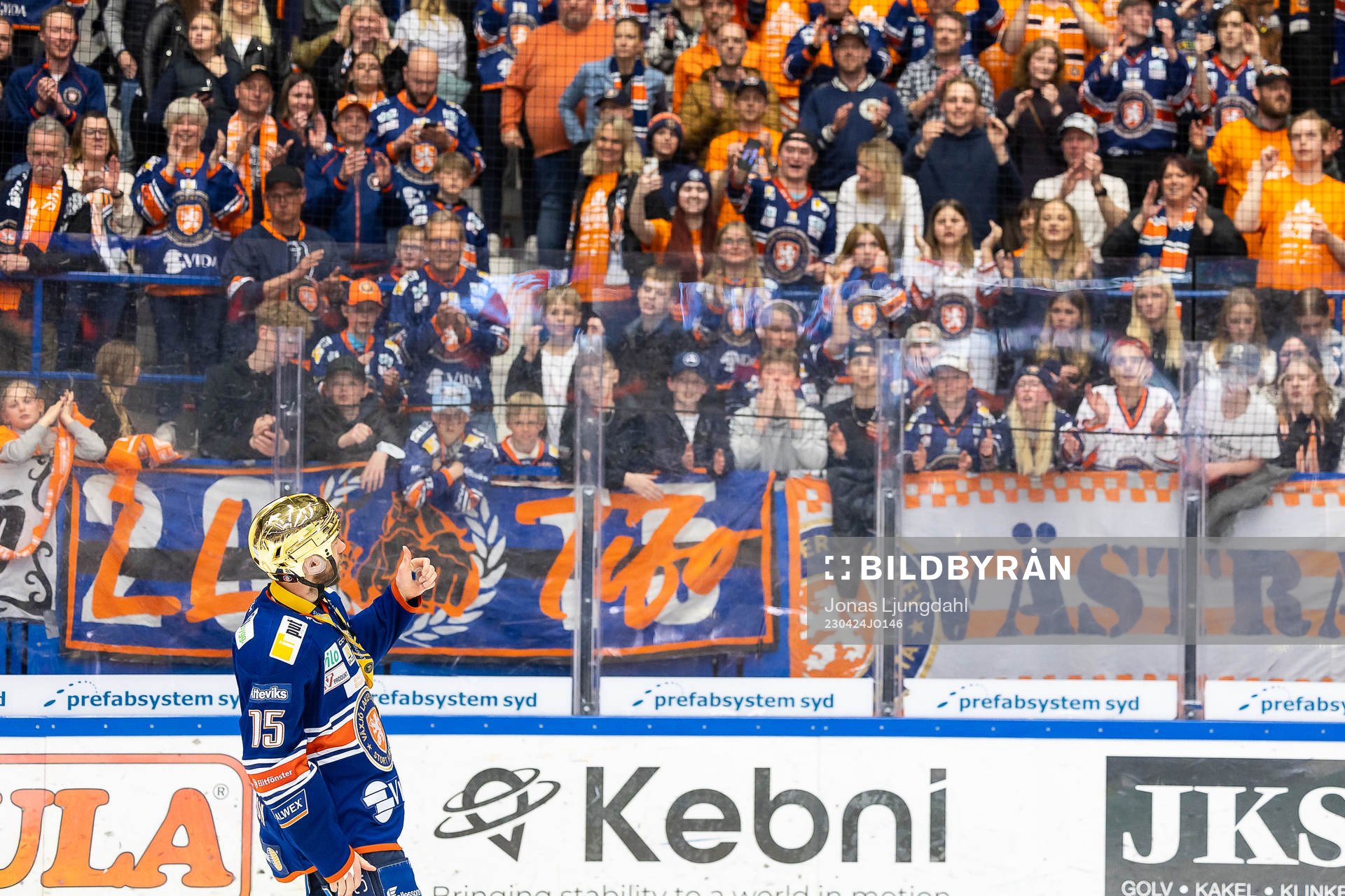 Växjös Dan Sexton jublar framför fansen