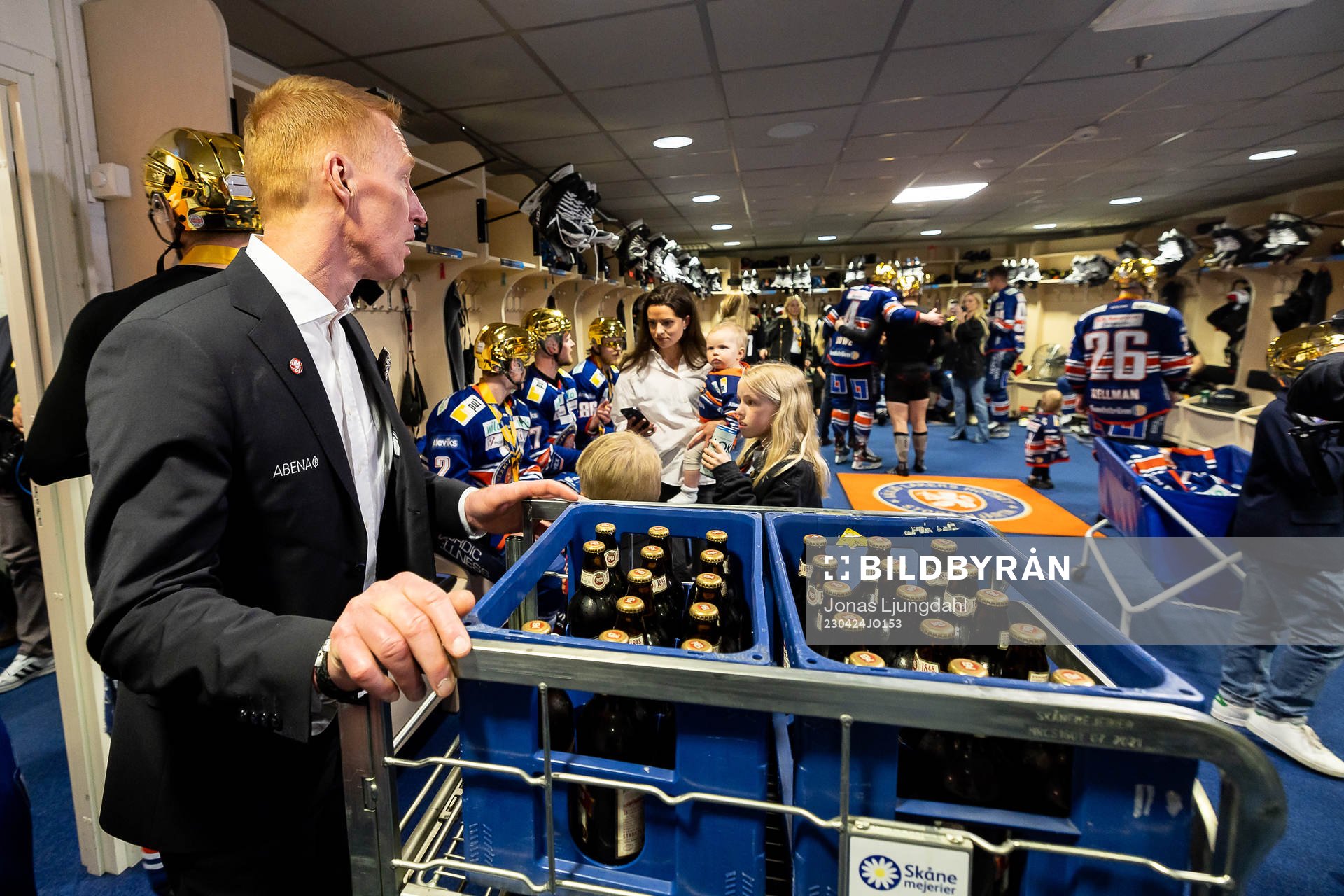 Växjös tränare Jörgen Jönsson kommer med dricka