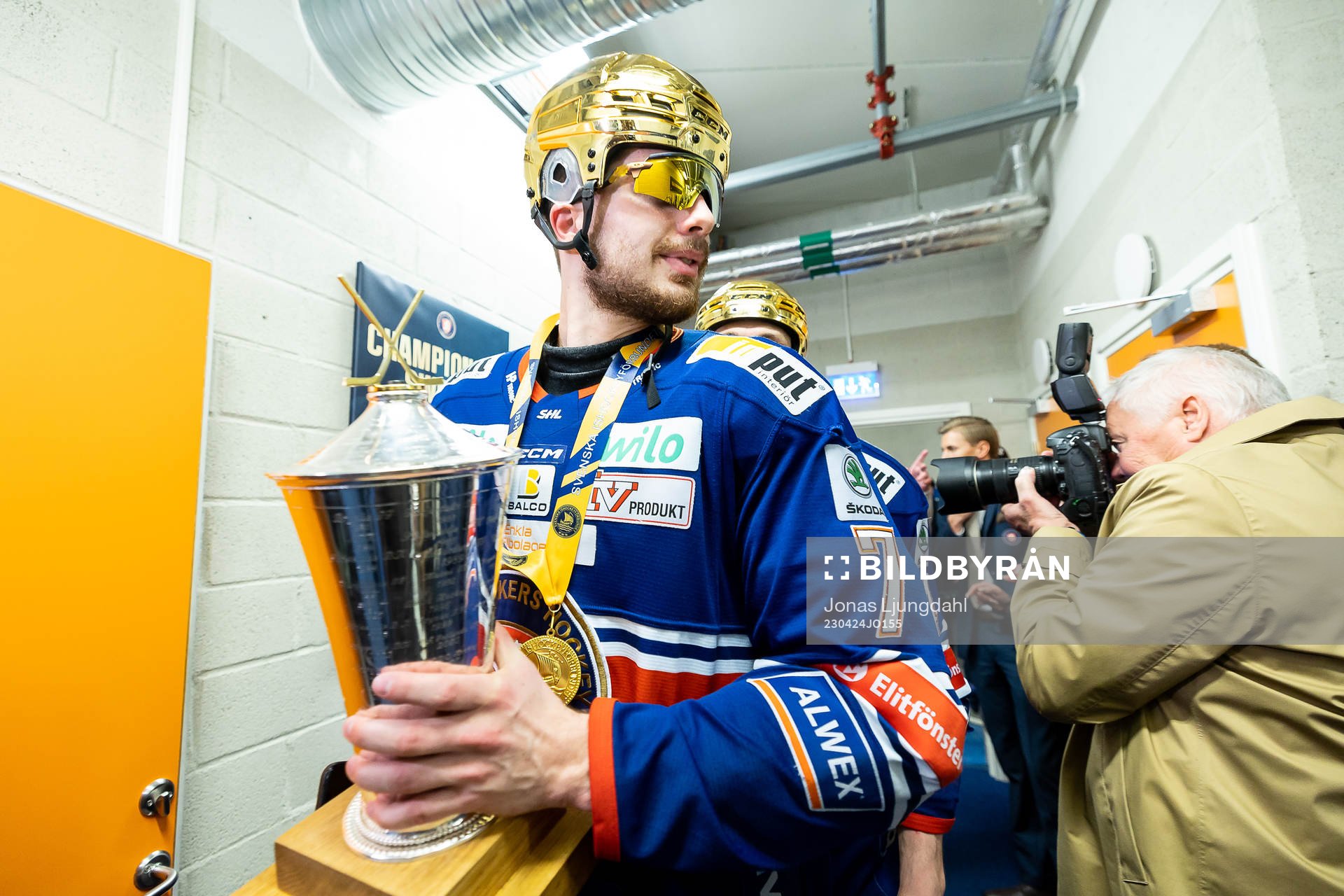 Växjös Hardy Häman Aktell jublar med LeMat pokalen