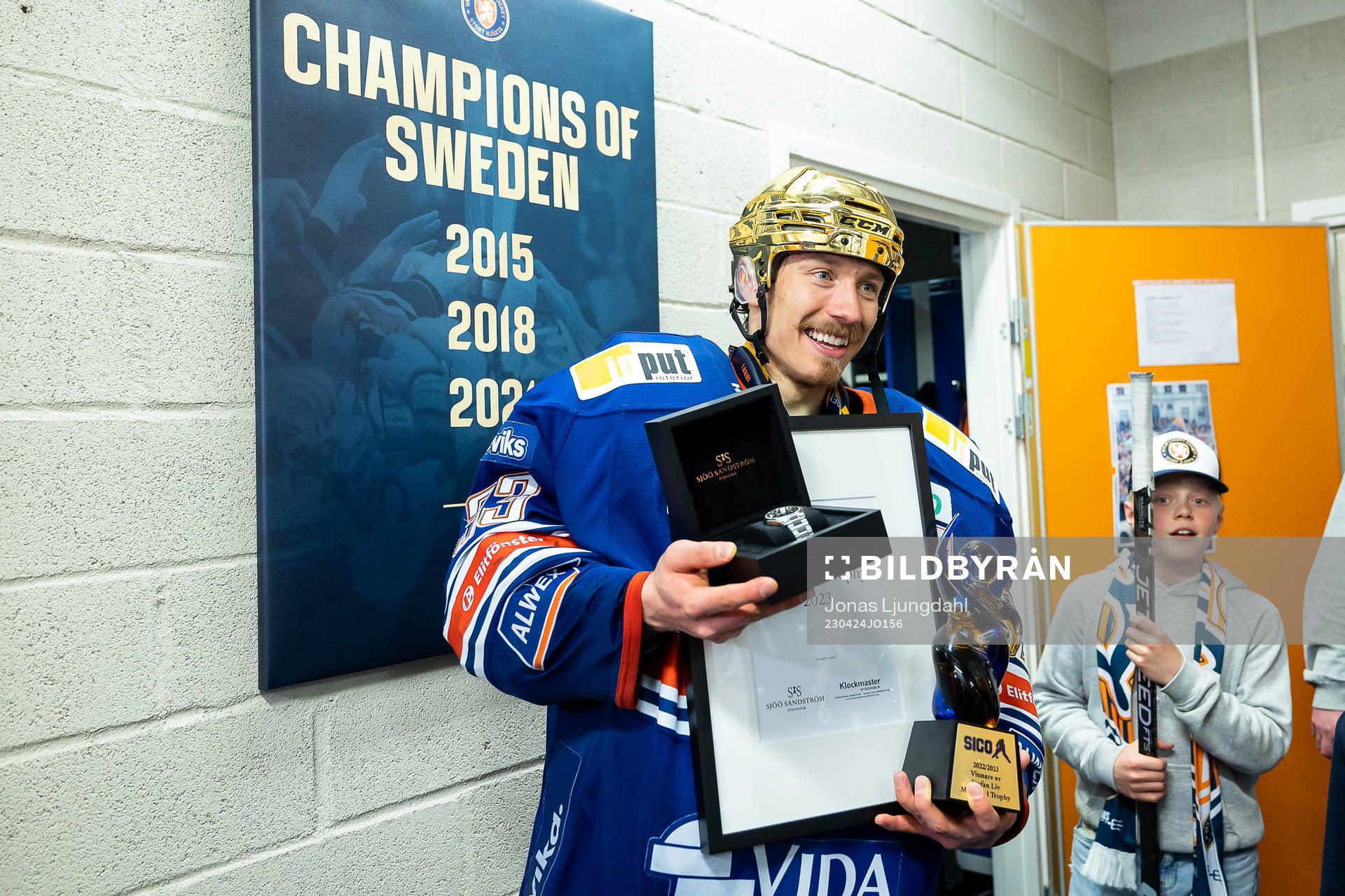 Växjös målvakt Emil Larmi jublar med Stefan Liv Trophy