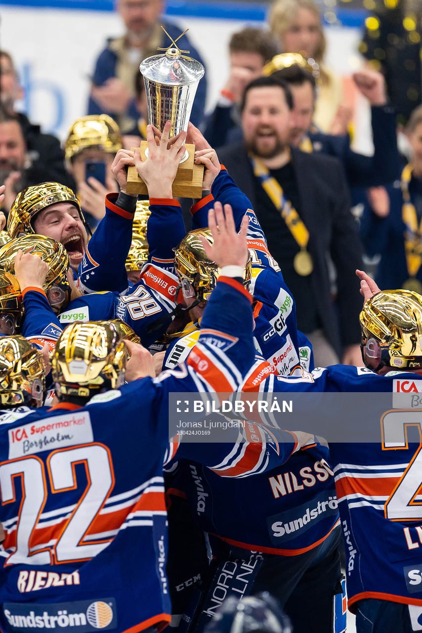 Växjös spelare jublar med LeMat pokalen