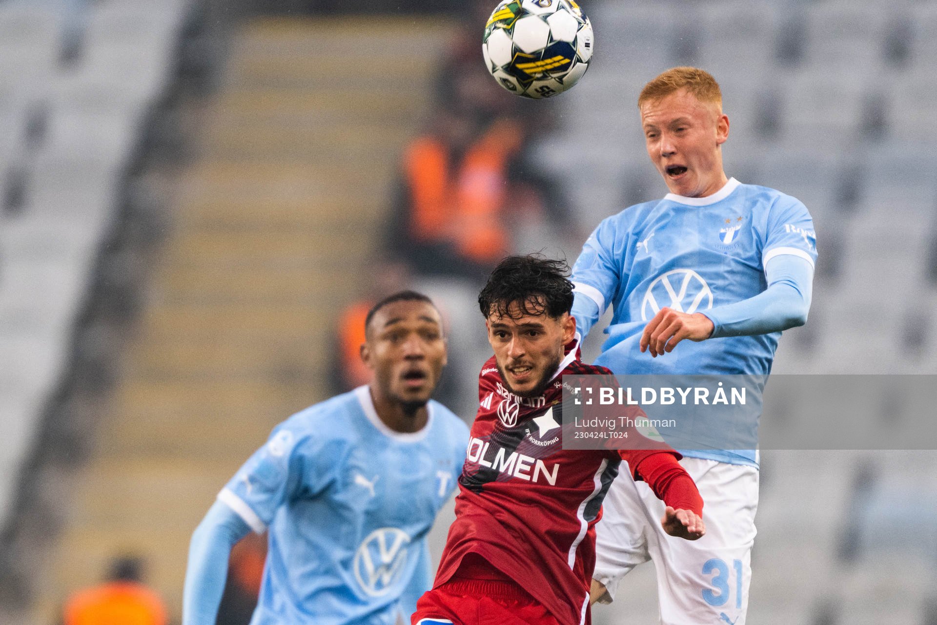 Malmö FFs Hugo Larsson och IFK Norrköpings Laorent Shabani under fotbollsmatchen i Allsvenskan mellan Malmö FF och IFK Norrköping den 24 april 2023 i Malmö.