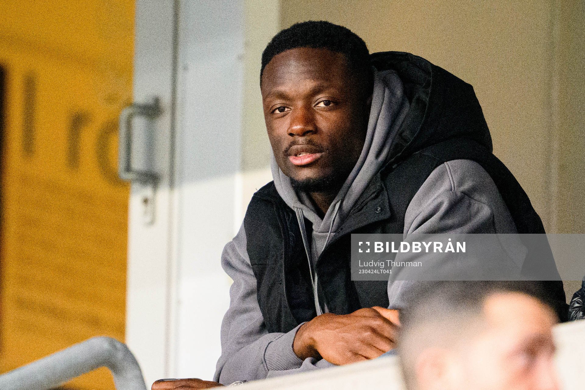Målvakt Ismael Diawara på läktaren