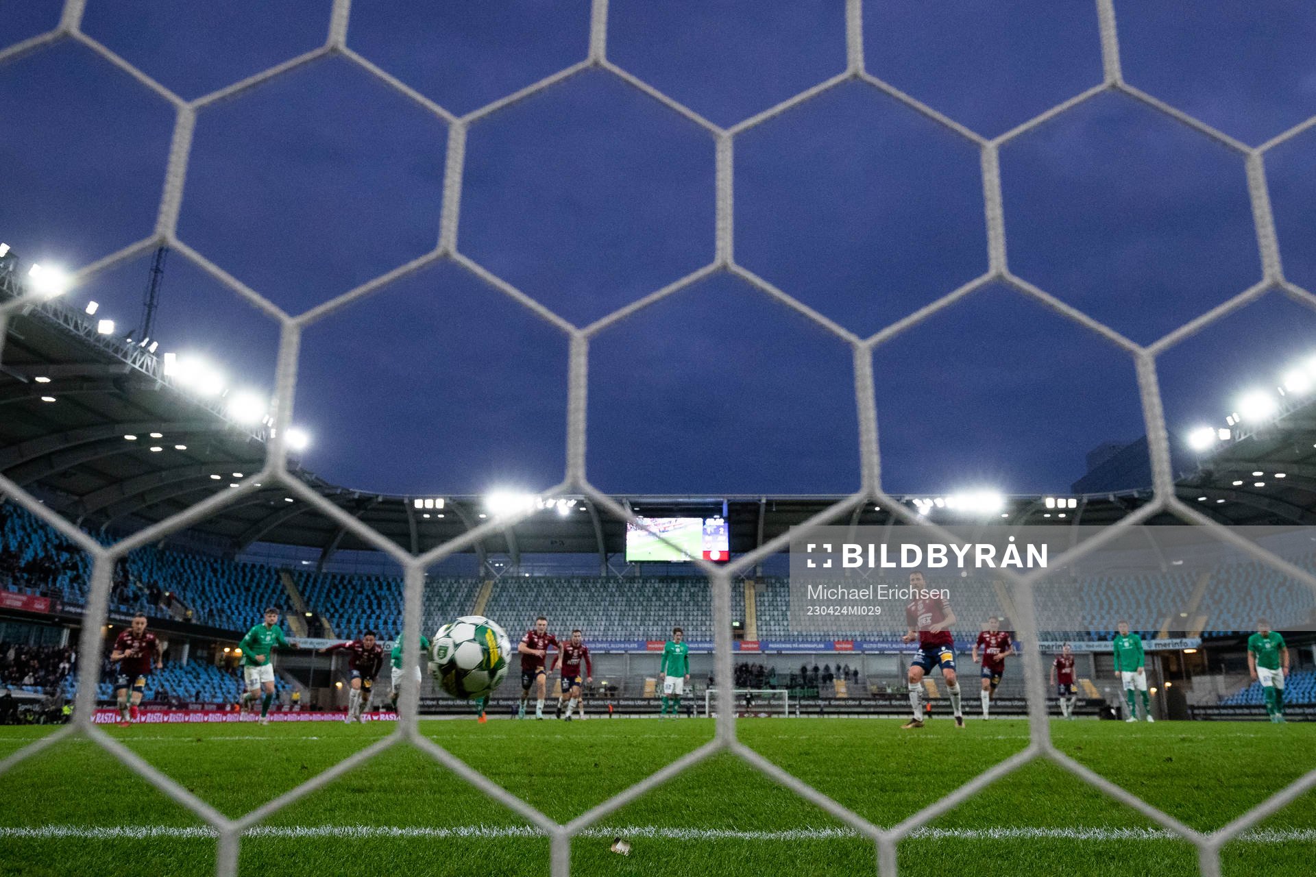 Örgrytes Jonathan Azulay kvitterar till 2-2 på straff