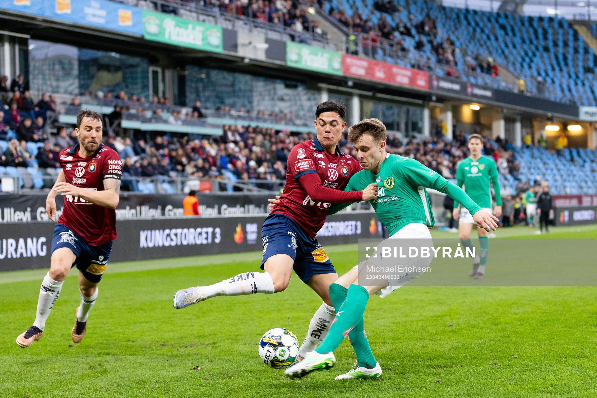 Örgrytes Johannes Selvén och Jönköpings Södras Daniel Strandsäter under fotbollsmatchen i Superettan mellan Örgryte och Jönköpings Södra den 24 april 2023 i Göteborg.