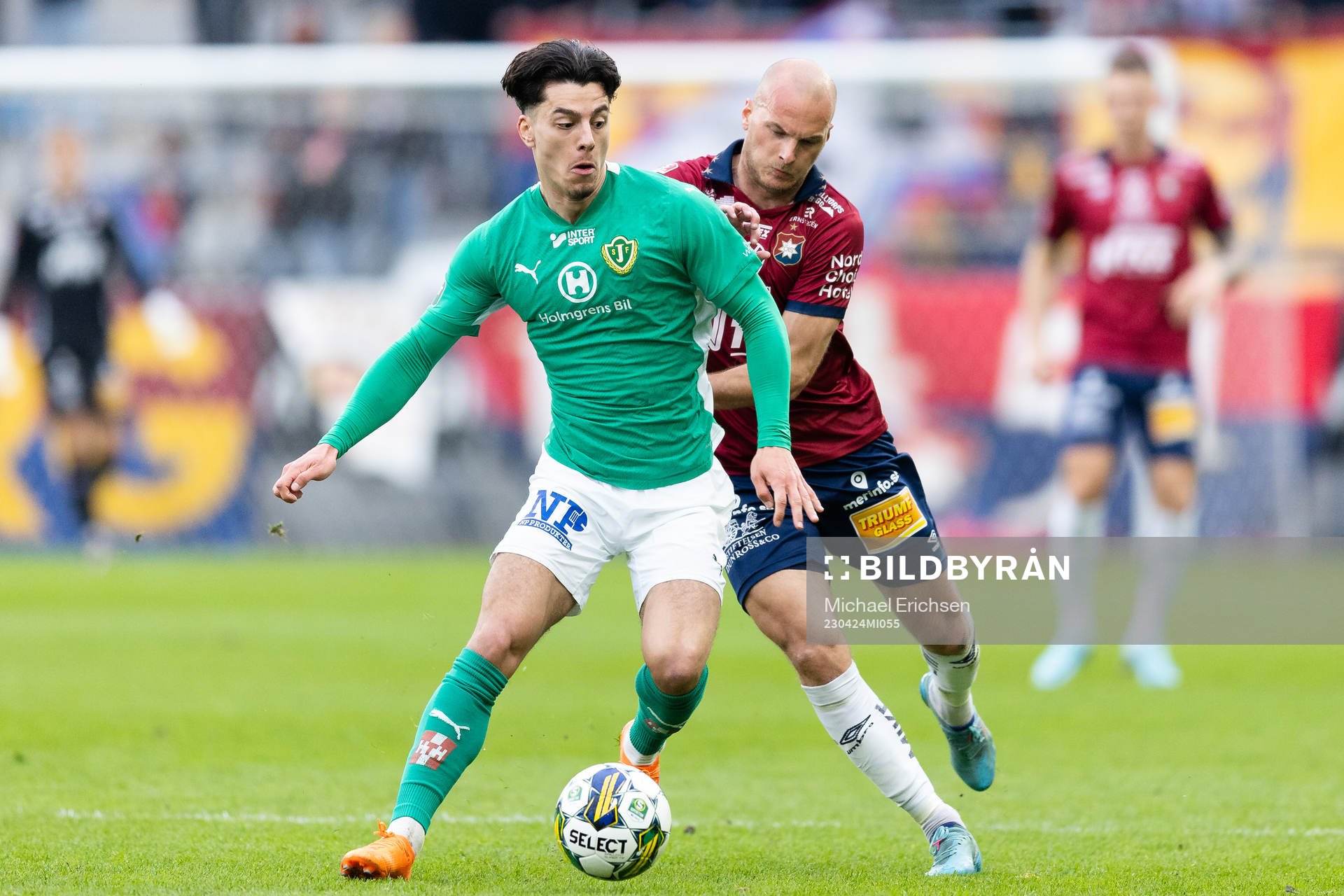 Jönköpings Södras Flamur Dzelili och Örgrytes Jonathan Drott under fotbollsmatchen i Superettan mellan Örgryte och Jönköpings Södra den 24 april 2023 i Göteborg.