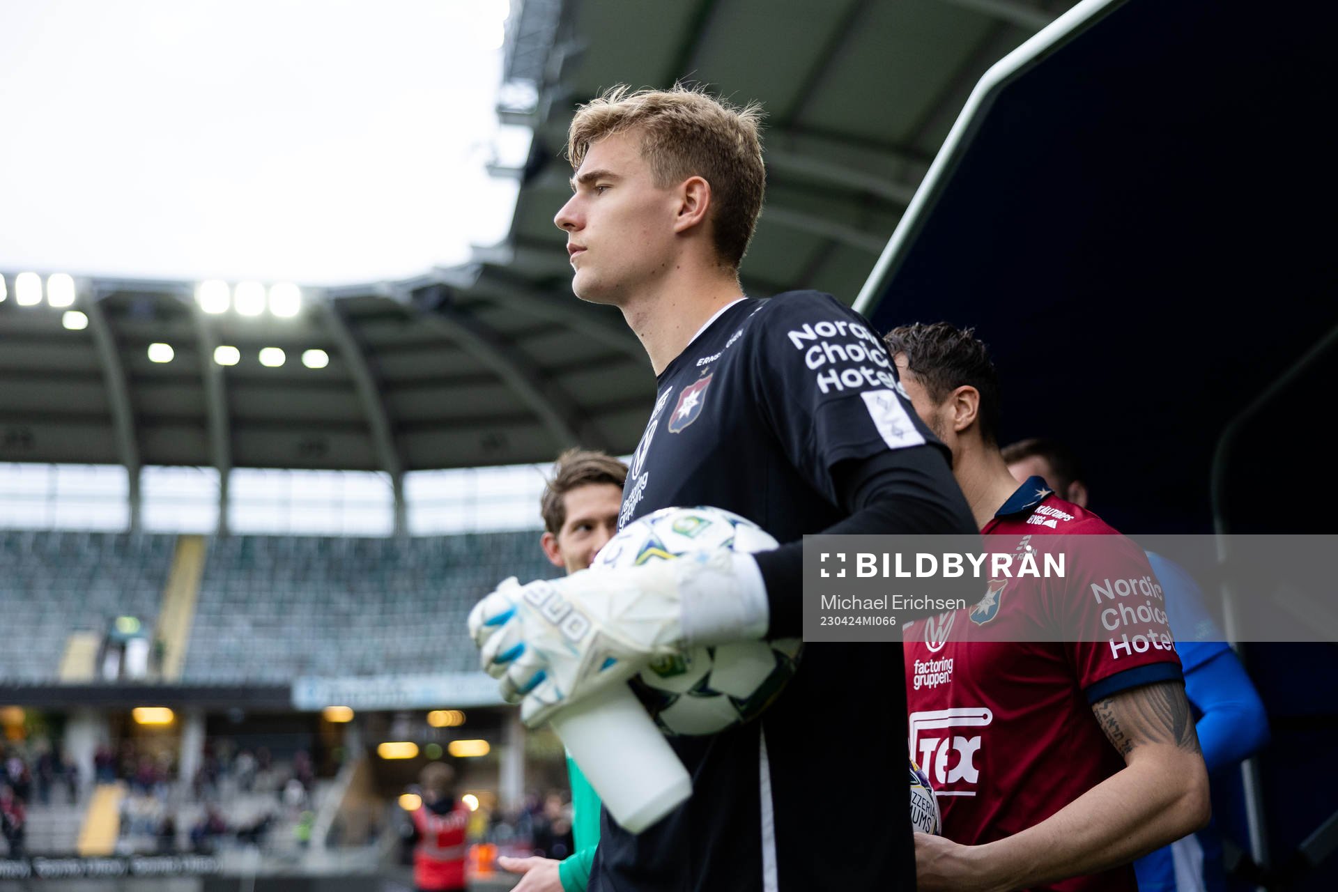 Örgrytes målvakt Mathias Nilsson på väg in för line up