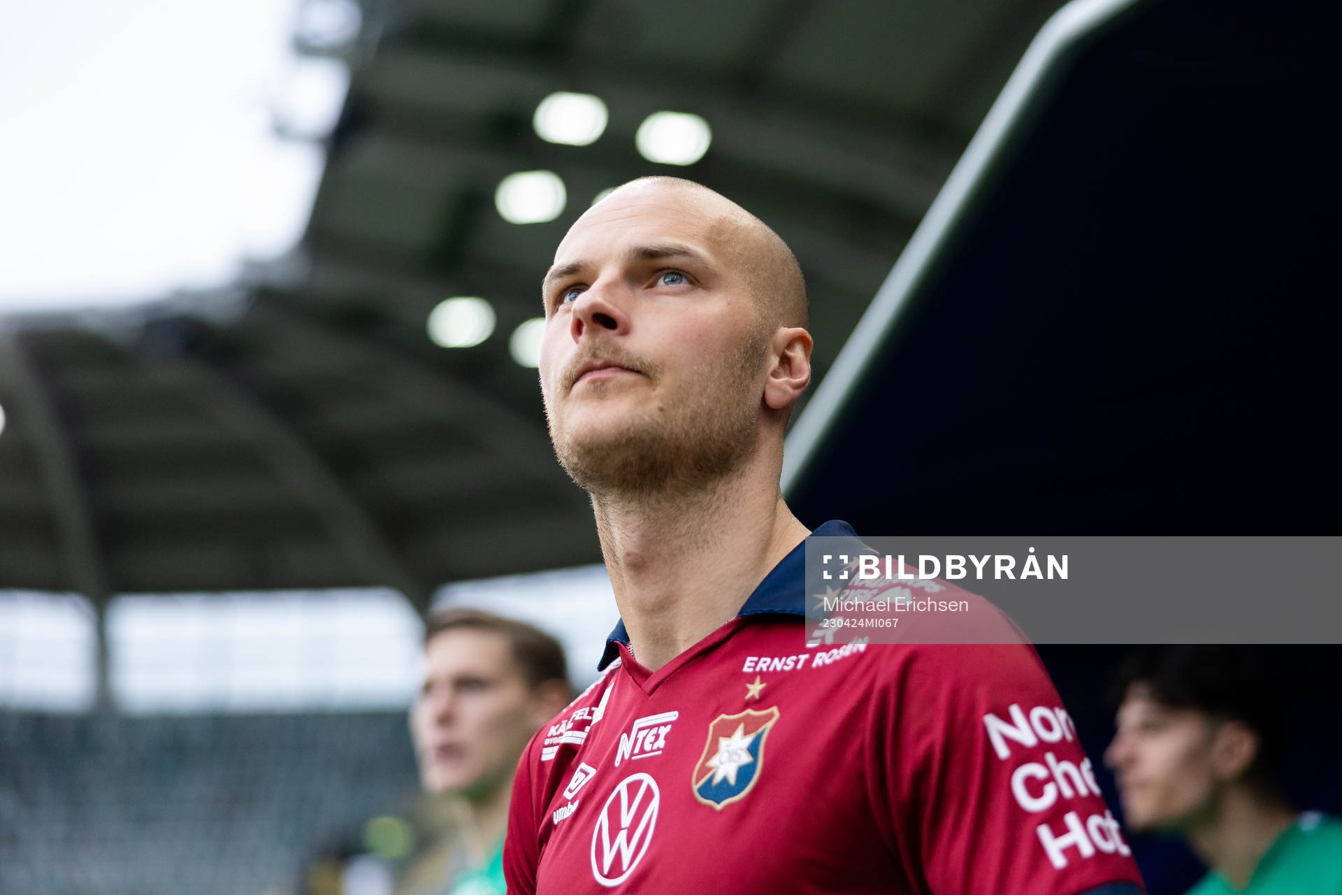 Örgrytes Jonathan Drott  på väg in för line up innan