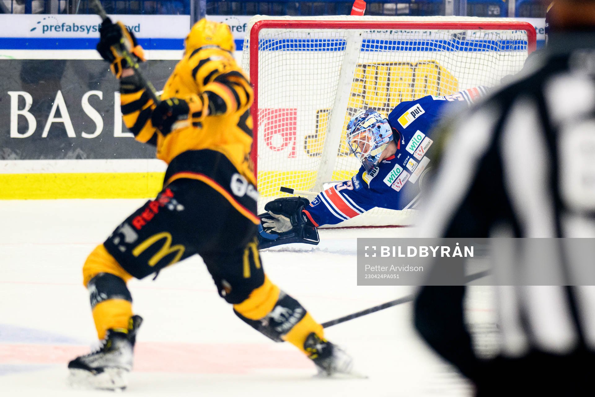 Växjös målvakt Emil Larmi räddar ett skott