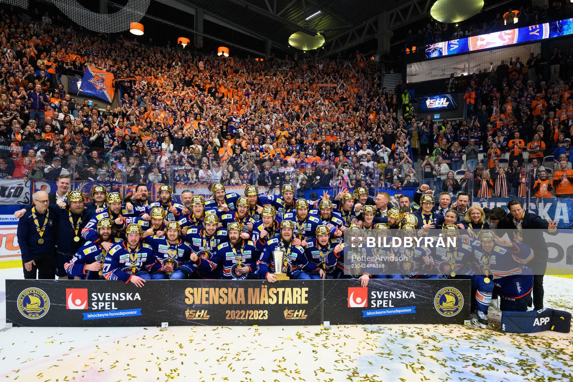 Växjös spelare jublar med pokalen