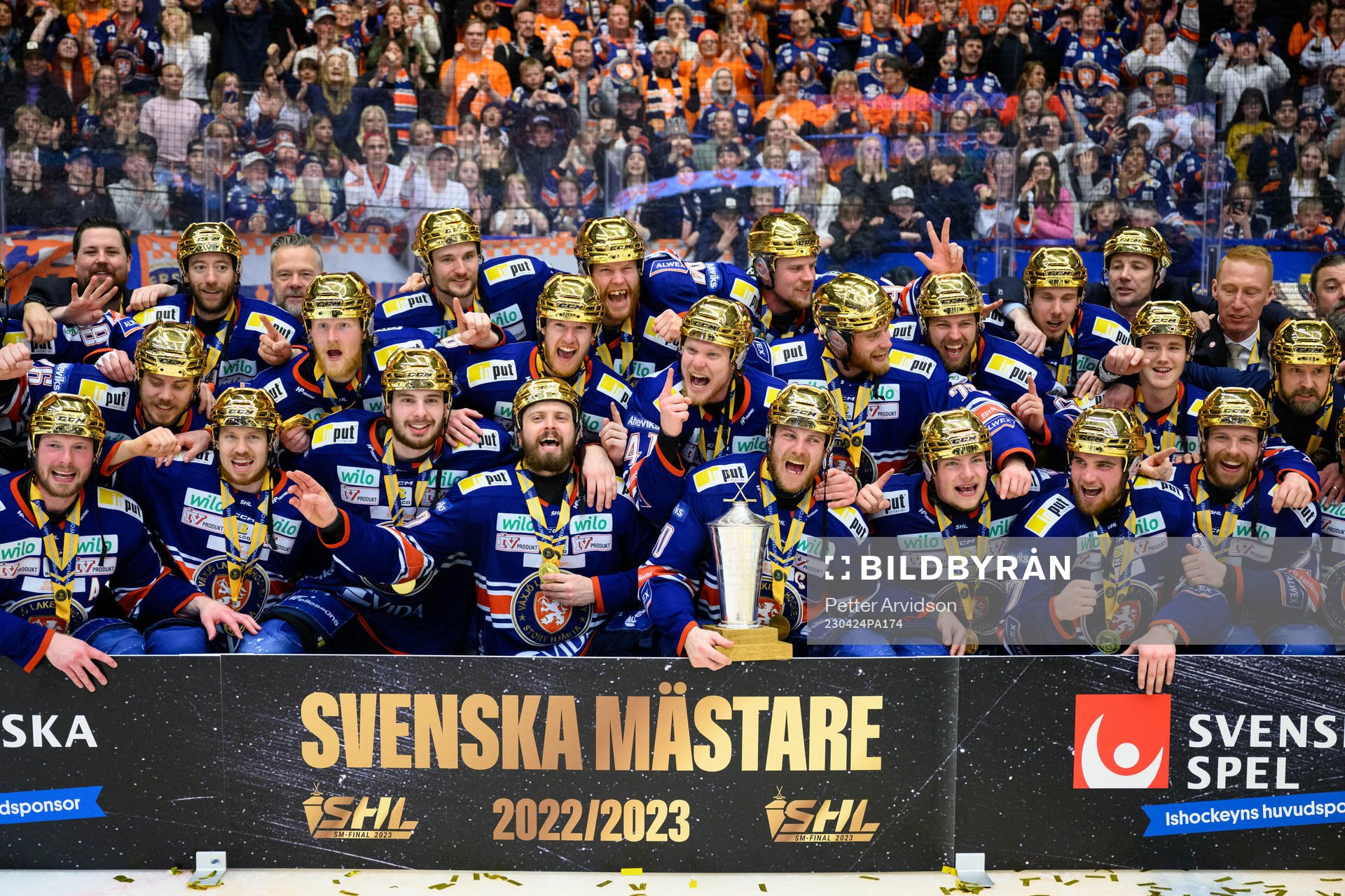 Växjös spelare jublar med pokalen