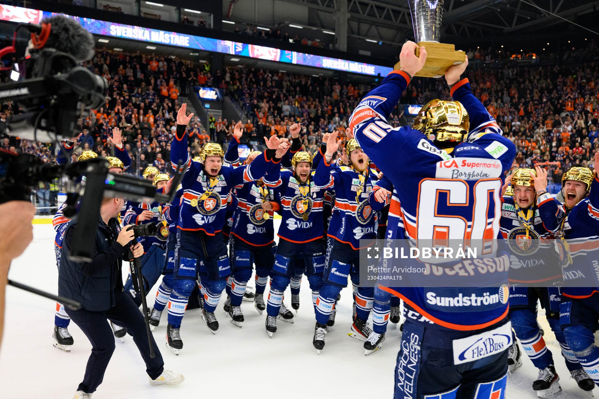 Växjös spelare jublar med pokalen