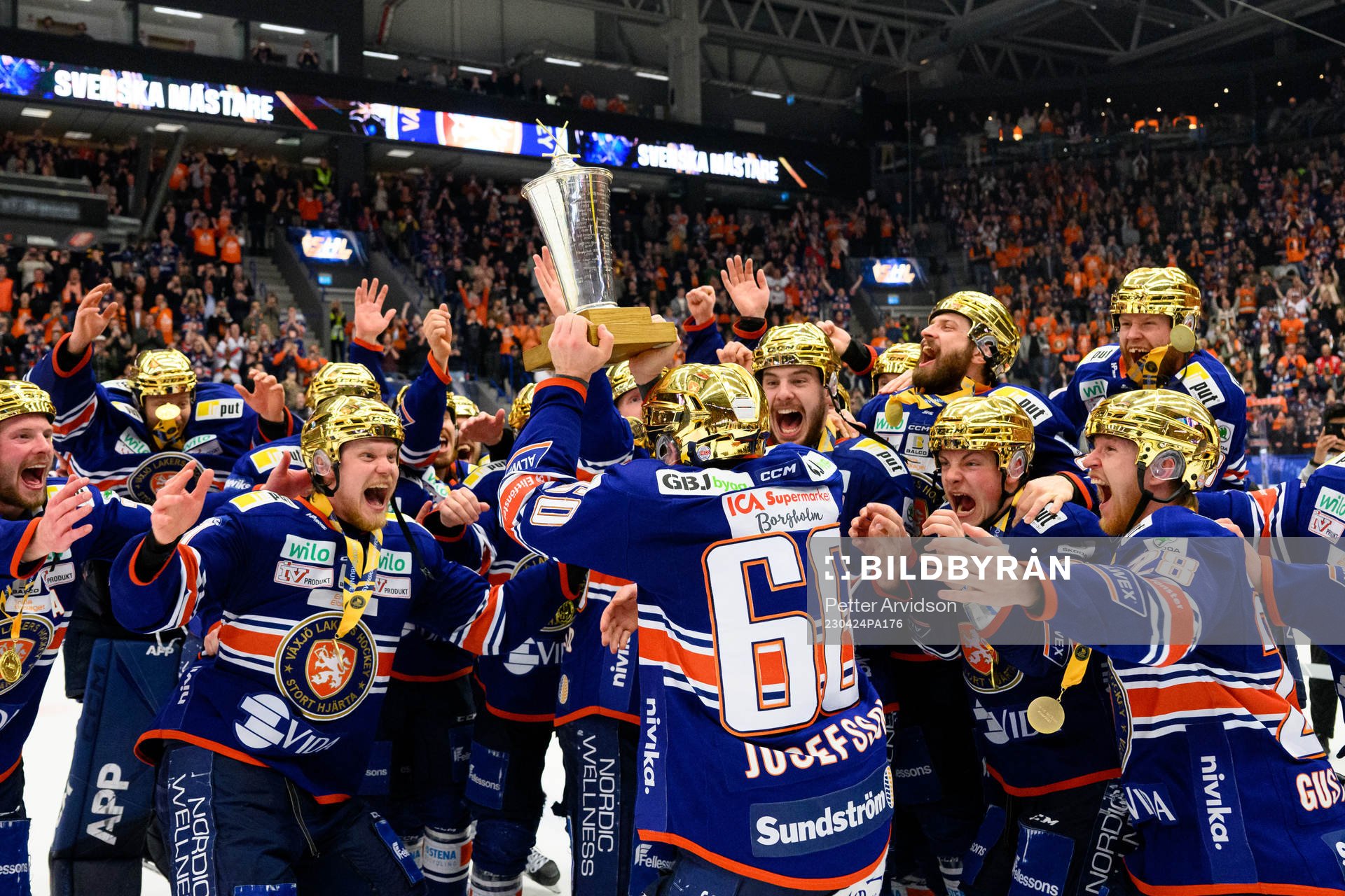 Växjös spelare jublar med pokalen
