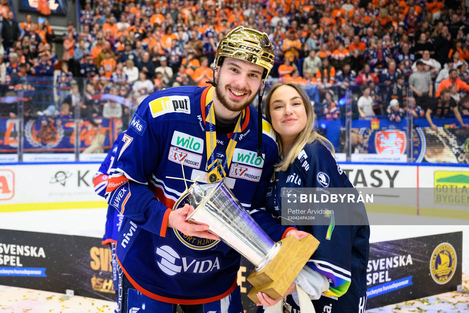 Växjös Hardy Häman Aktell jublar med pokalen