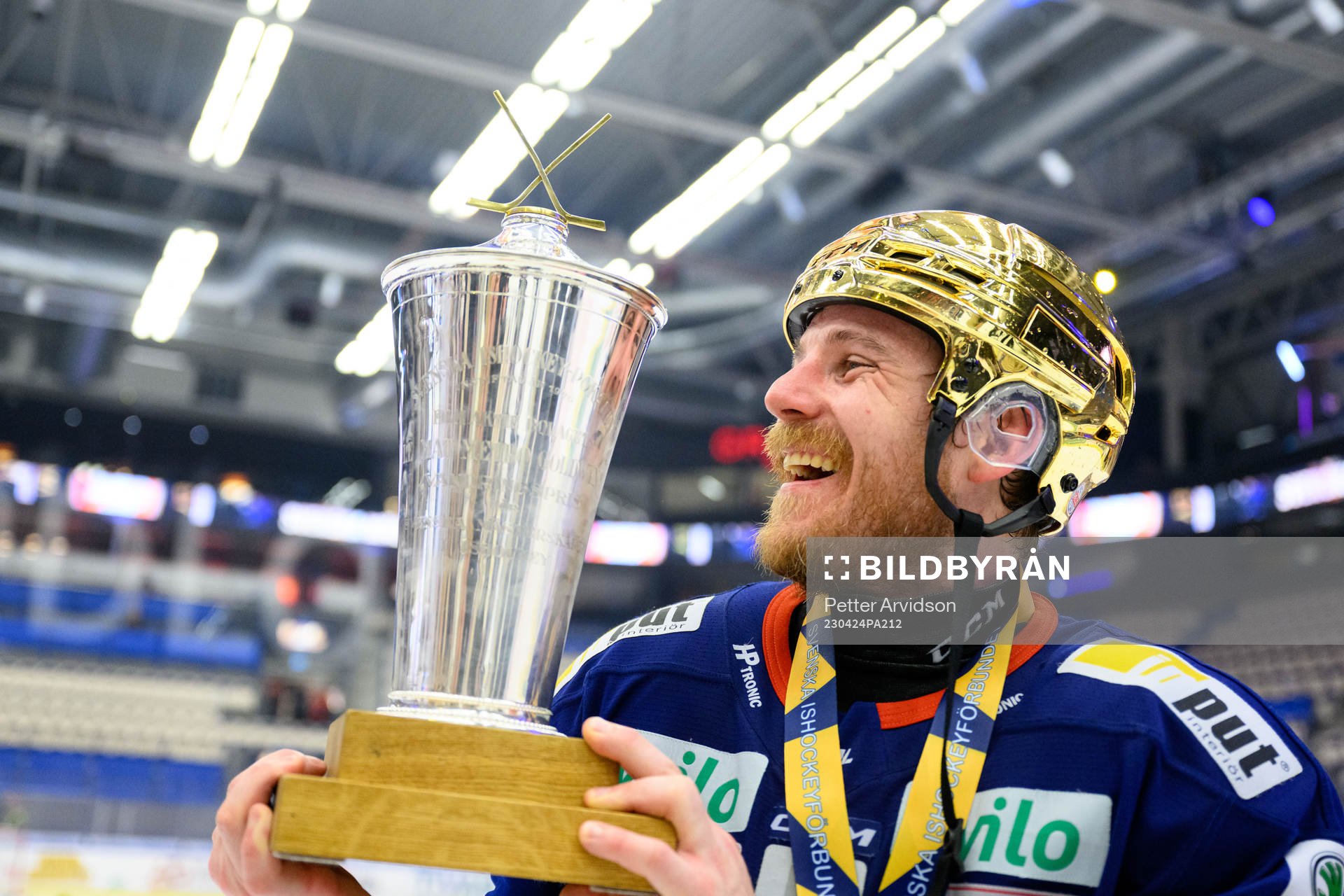 Växjös Erik Josefsson jublar med pokalen