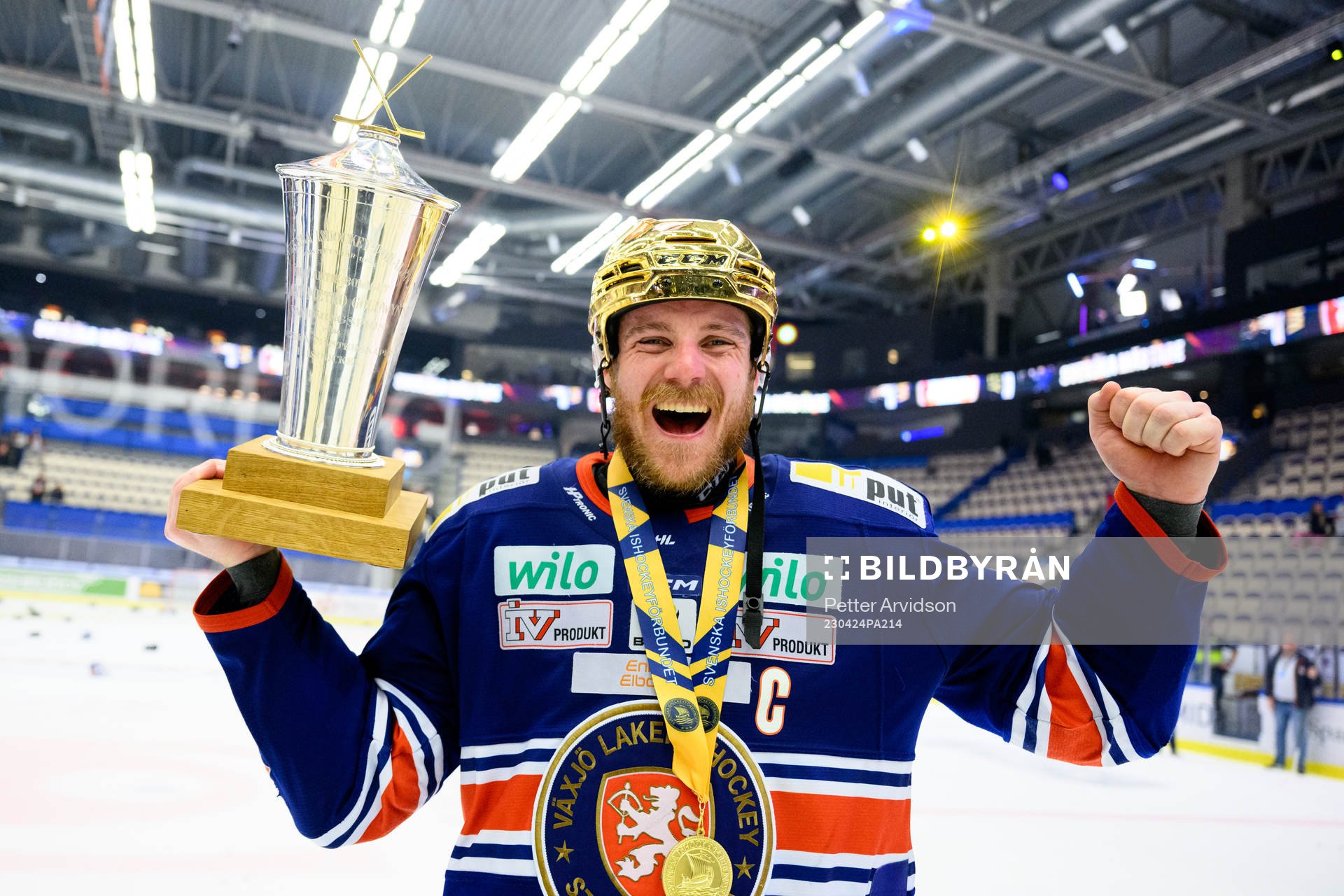 Växjös Erik Josefsson jublar med pokalen